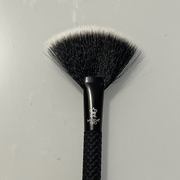 Moda Pro New Black Vegan & Cruelty Free BMX-150 Fan Highlight Brush - Picture 3 of 6